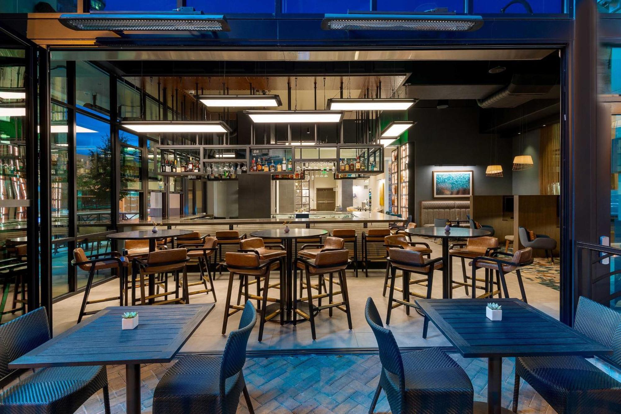 Courtyard By Marriott Midtown Hotel